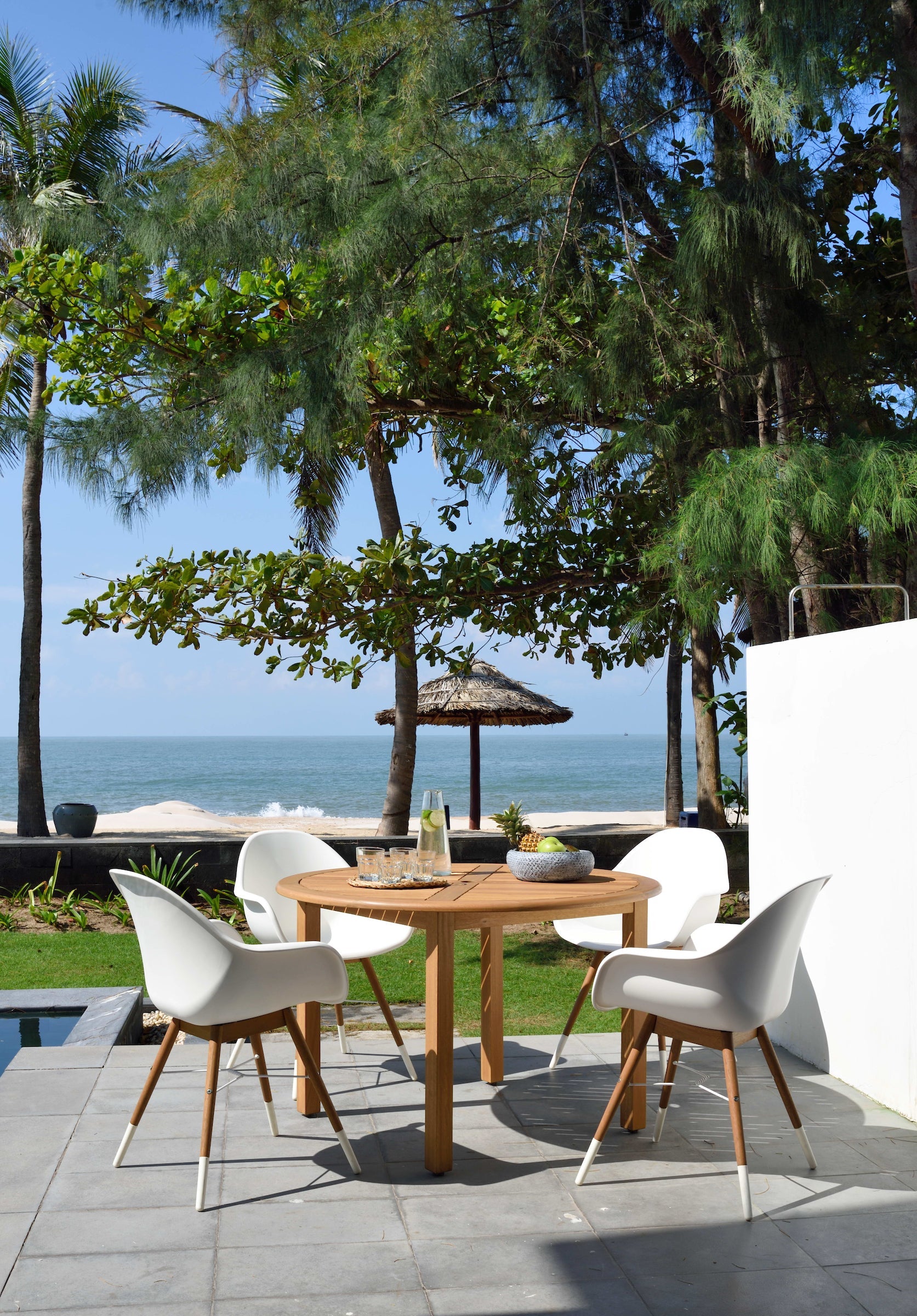 Oldbury FSC Eucalyptus Round Outdoor Dining Set – Table & 4 Chamonix Carver Armchairs