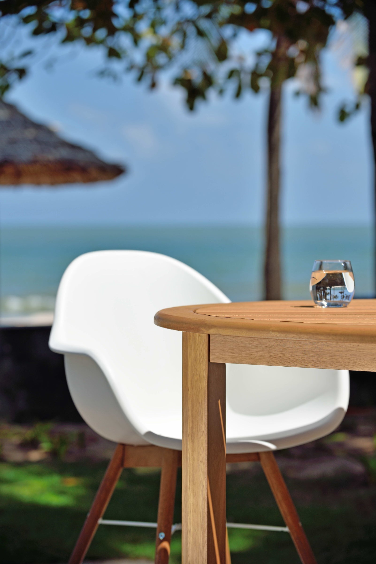 Oldbury FSC Eucalyptus Round Outdoor Dining Set – Table & 4 Chamonix Carver Armchairs
