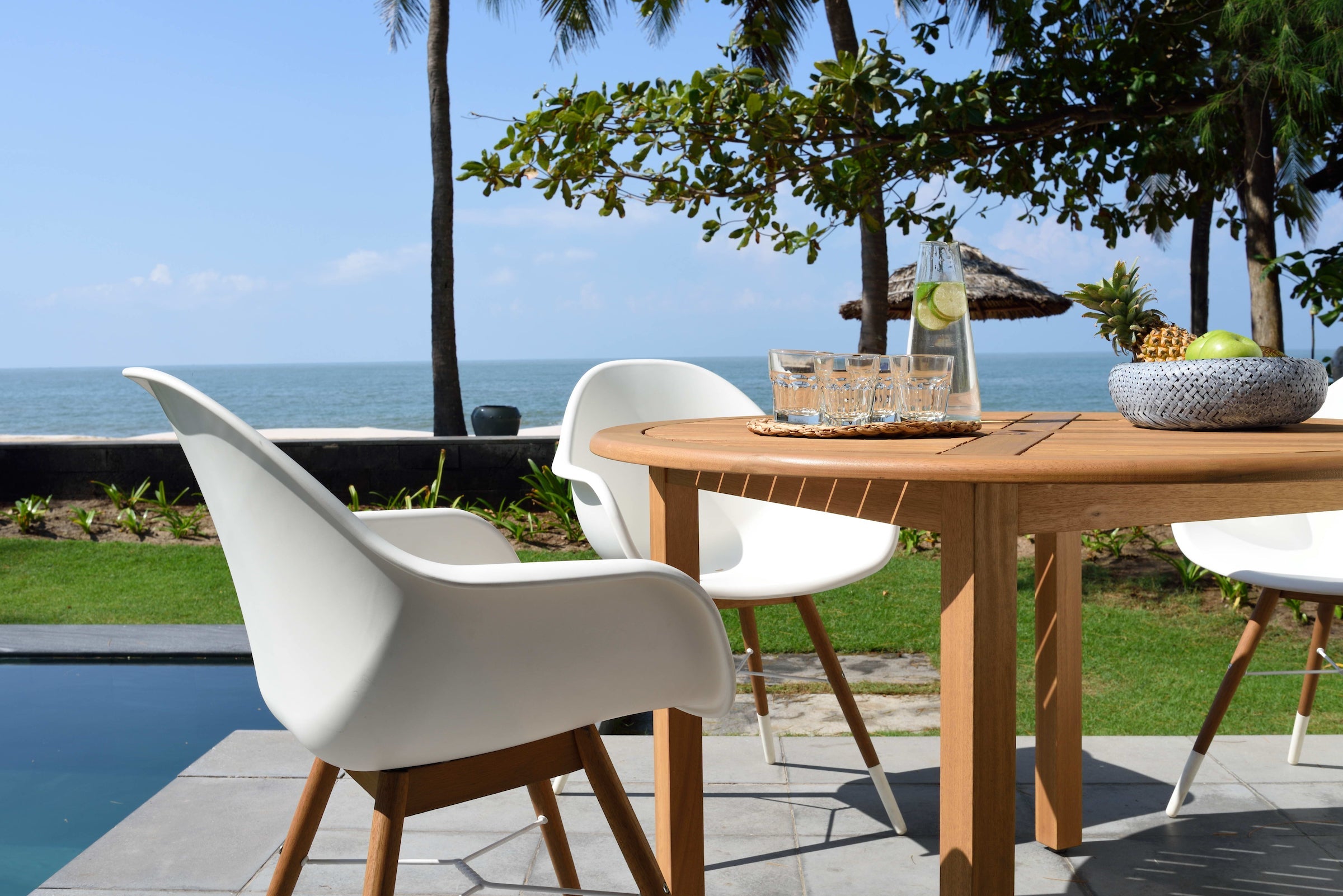 Oldbury FSC Eucalyptus Round Outdoor Dining Set – Table & 4 Chamonix Carver Armchairs